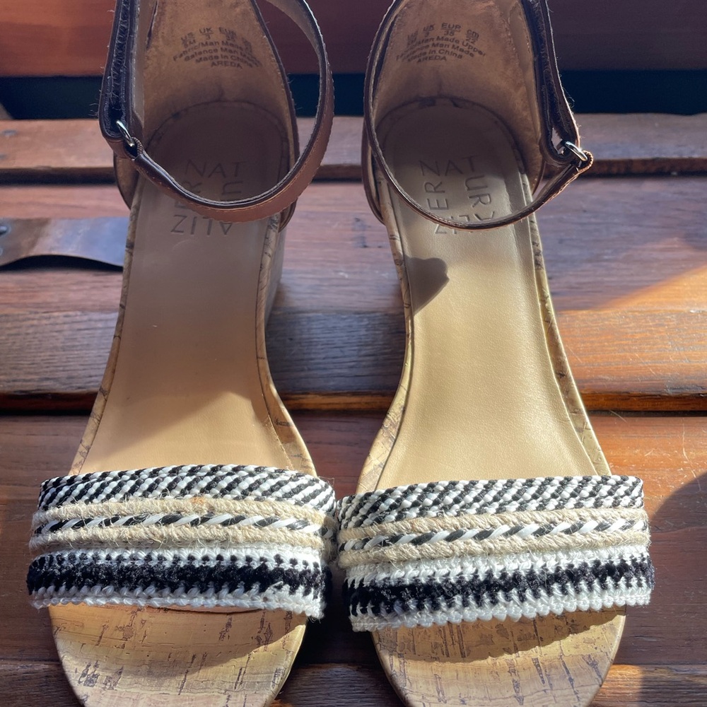 Naturalizer Black Sandals with Strappy Design and Open-Toe Style
